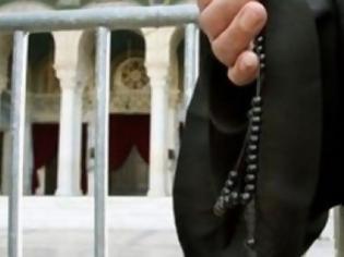 Φωτογραφία για Ιερέας στην Πάτρα δεν μύρωσε τις γυναίκες γιατί φορούσαν «διεφθαρμένο παντελόνι»