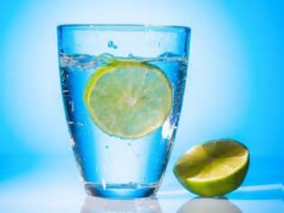 Φωτογραφία για Νερό με λεμόνι: Μύθοι & αλήθειες για τα οφέλη του στην υγεία
