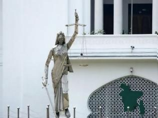 Φωτογραφία για «Σφάζονται» στο Μπαγκλαντές για το άγαλμα της Θέμιδας