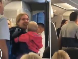 Φωτογραφία για Απίστευτο: Αεροσυνοδός χτύπησε γυναίκα με μωρό στην αγκαλιά