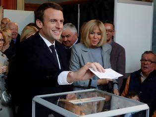 Φωτογραφία για Eκλογές στη Γαλλία: Αυξημένη προσέλευση στην κάλπη -Αγωνία για την ακροδεξιά Λεπέν  Πηγή: Eκλογές στη Γαλλία: Αυξημένη προσέλευση στην κάλπη -Αγωνία για την ακροδεξιά Λεπέν