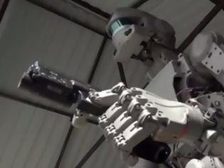 Φωτογραφία για Οι Ρώσοι έφτιαξαν ρομπότ που πυροβολεί με δυο πιστόλια