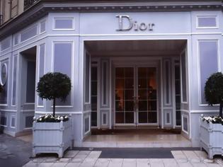 Φωτογραφία για «Χρυσό deal»: Στα χέρια της Louis Vuitton ο οίκος Christian Dior για 6,5 δισεκ. ευρώ