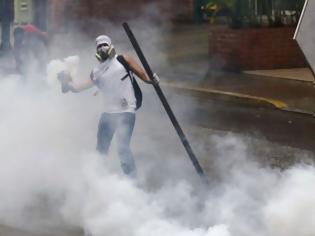 Φωτογραφία για Αυξάνεται ο αριθμός των νεκρών στις βίαιες συγκρούσεις στη Βενεζουέλα