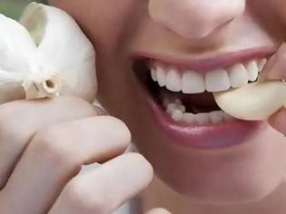 Φωτογραφία για Κρατήστε σκόρδο στο στόμα σας για 30 λεπτά - Τα αποτελέσματα είναι απίστευτα