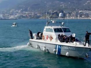 Φωτογραφία για Μύκονος: Σύλληψη 15 προσφύγων - Σκάφος τους μετέφερε στην περιοχή Μερχιά