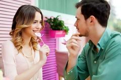 9 πράγματα για τα οποία μπορεί να σου πει ψέματα στο πρώτο ραντεβού
