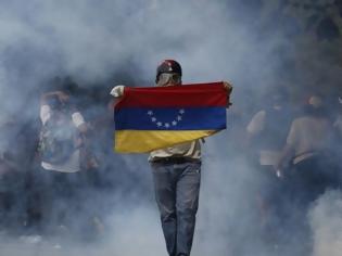 Φωτογραφία για Βράζει η Βενεζουέλα, στο κέντρο του Καράκας θέλουν να φτάσουν οι διαδηλωτές