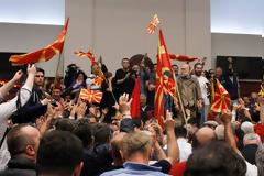 Χάος στα Σκόπια - Εισβολή διαδηλωτών στο κοινοβούλιο (pics&vid)