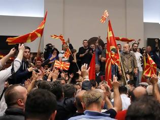 Φωτογραφία για Χάος στα Σκόπια - Εισβολή διαδηλωτών στο κοινοβούλιο (pics&vid)