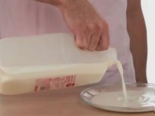 Φωτογραφία για Δείτε τι θα συμβεί αν τοποθετήσετε μαζί: Γάλα, χρώμα ζαχαροπλαστικής και υγρό για τα πιάτα! [video]
