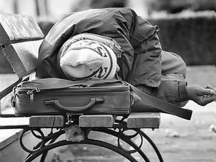 Φωτογραφία για Σφίχτηκε η καρδιά μας - Συγκλονίζει ο άστεγος που κοιμάται σε κενοτάφιο - Εικόνες γροθιά στο στομάχι