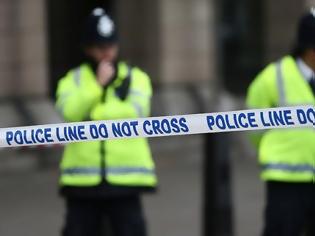 Φωτογραφία για Τρομοκρατία με... άρωμα γυναίκας στη Βρετανία - Τρεις συλλήψεις