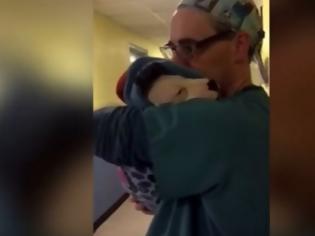 Φωτογραφία για Ο σκύλος αυτός κλαίει ασταμάτητα μετά την επέμβαση - Ο τρόπος που τον παρηγορεί ο γιατρός του λυγίζει το διαδίκτυο video]