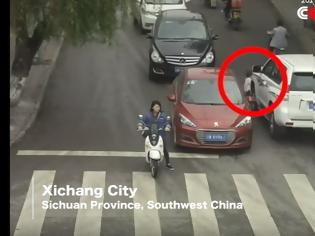 Φωτογραφία για Βίντεο σοκ: Δείτε πώς σώθηκε κοριτσάκι πάνω από το οποίο πέρασαν δύο αυτοκίνητα...