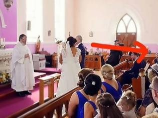 Φωτογραφία για Ηταν έτοιμοι να παντρευτούν, όμως μια φωνή διέκοψε τον γάμος - Όταν η νύφη είδε ποιος ήταν της κόπηκαν τα γόνατα [video]