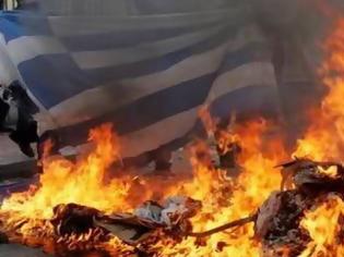 Φωτογραφία για Αλβανοί του UÇÇ έκαψαν την ελληνική σημαία στους Άγιους Σαράντα της Αλβανίας - Φόβοι για πογκρόμ κατά των Ελλήνων