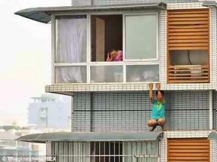 Φωτογραφία για Σοκάρει το βίντεο με τον 12χρονο που σκαρφάλωσε στον 11ο όροφο... Δείτε γιατί! [video]