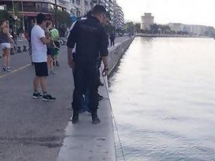 Φωτογραφία για Άντρας ανέσυρε νεκρή γυναίκα από το Θερμαϊκό στο κέντρο της Θεσσαλονίκης