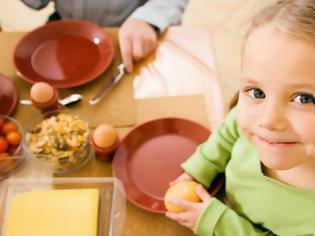 Φωτογραφία για Πώς θα μάθετε το παιδί να τρώει νέα φαγητά