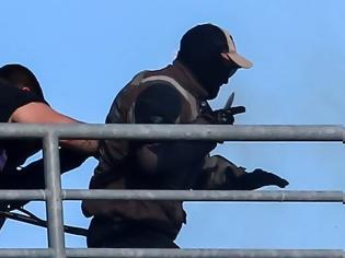 Φωτογραφία για Εικόνα σοκ: Η στιγμή που χούλιγκαν του ΠΑΟΚ μαχαιρώνει οπαδό της ΑΕΚ