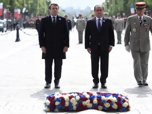 Φωτογραφία για Ο Ολάντ και ο Μακρόν κατέθεσαν μαζί στεφάνι κάτω από την Αψίδα του Θριάμβου