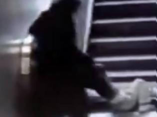 Φωτογραφία για 9χρονος εγκλωβίστηκε σε κυλιόμενη σκάλα! [video]
