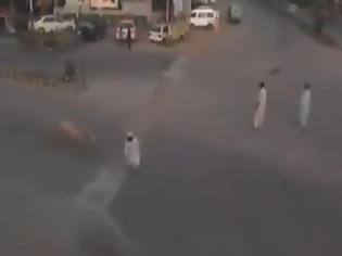 Φωτογραφία για ΑΠΙΣΤΕΥΤΟ: Άντρας δέχθηκε επίθεση από το πουθενά από ταύρο - Δείτε το συγκλονιστικό βίντεο