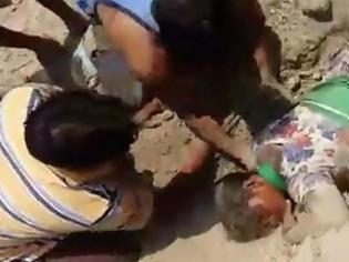 Φωτογραφία για Συγκλονιστικό: Εθαψαν ζωντανή 19χρονη για κτηματικές διαφορές -Το βίντεο της διάσωσης