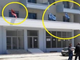 Φωτογραφία για Αυλώνας: Αλβανοί επιτέθηκαν στο σπίτι βορειοηπειρώτη επειδή είχε Ελληνικές σημαίες στο μπαλκόνι του