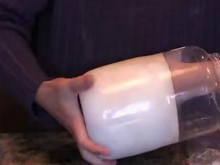 Φωτογραφία για Απίστευτο βίντεο: Tι συμβαίνει αν βάλετε το χέρι σας μέσα σε «καυτό πάγο»; [video]