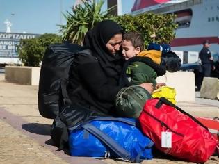 Φωτογραφία για Ιστορίες προσφύγων που συγκλονίζουν καθημερινά στο λιμάνι της Πάτρας - Δύο μητέρες με τα επτά παιδιά τους προσπάθησαν να φθάσουν στην Ιταλία