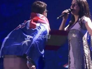 Φωτογραφία για Eurovision 2017: Αντιμέτωπος με ποινή φυλάκισης και πρόστιμο ο άνδρας που ανέβηκε στη σκηνή και έδειξε τα οπίσθιά του