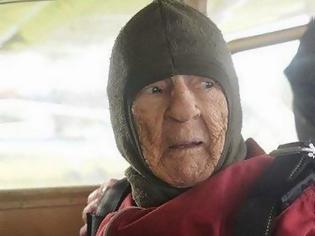 Φωτογραφία για Αυτή η ηλικιωμένη γυναίκα έγινε 100 ετών - Δεν μπορείτε να φανταστείτε πως αποφάσισε να τα γιορτάσει [photos]
