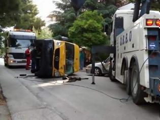 Φωτογραφία για Τροχαίο ατύχημα στα Βριλήσσια - Ανετράπη σχολικό λεωφορείο