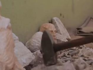 Φωτογραφία για Μαχητές του ISIS κατέστρεψαν με βαριοπούλες αρχαιότητες στη Συρία