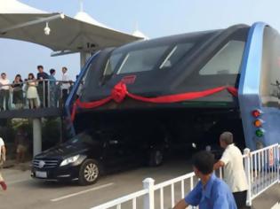 Φωτογραφία για Δες το πρώτο λεωφορείο που περνάει πάνω από τα αυτοκίνητα στους δρόμους της πόλης Qinhuangdao στην Κίνα!! (ΒΙΝΤΕΟ)