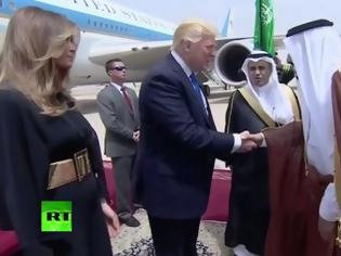 Φωτογραφία για Προσγειώθηκε στη Σαουδική Αραβία ο Τραμπ - Χωρίς μαντίλα η Μελάνια