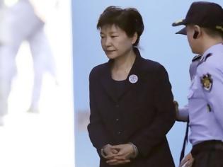 Φωτογραφία για Ενώπιον δικαστηρίου με βαρύ κατηγορητήριο η πρώην πρόεδρος της Νότιας Κορέας
