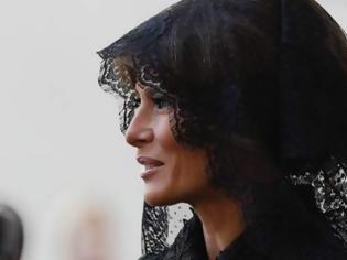 Φωτογραφία για Γιατί η Μελάνια Τραμπ πήγε στο Βατικανό φορώντας δαντελένιο μαντίλι στο κεφάλι [photos]