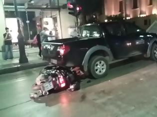 Φωτογραφία για Πάτρα: Μηχανή σφηνώθηκε κάτω από 4x4 - Βαριά τραυματισμένος ο οδηγός [video - photos]