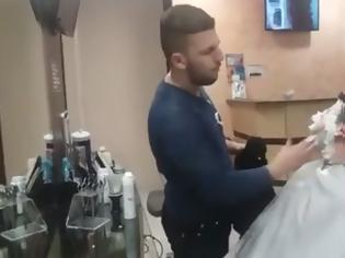Φωτογραφία για Πατρινός κομμωτής ξυρίζει και κουρεύει με... χαστούκια τους πελάτες του [video]