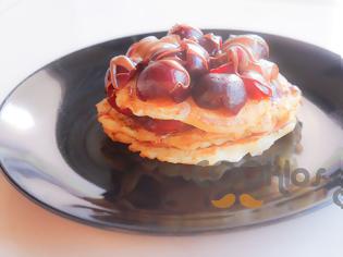 Φωτογραφία για Η συνταγή της Ημέρας: Pancakes με πραλίνα φουντουκιού και κεράσια