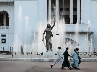 Φωτογραφία για Γλυπτό της Θέμιδας απομακρύνεται από δικαστήριο του Μπαγκλαντές λόγω καταγγελιών για ειδωλολατρία