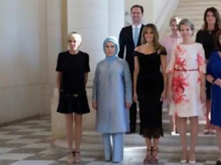 Φωτογραφία για Η ΑΠΟΛΥΤΗ ΞΕΦΤΙΛΑ!!!!!!!!!!!!!!!Σύνοδος ΝΑΤΟ: Εννιά Πρώτες Κυρίες και ένας Πρώτος Κύριος -Ο σύζυγος του Πρωθυπουργού του Λουξεμβούργου [εικόνα]