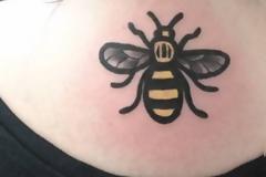 Συγκινητικό: Οι κάτοικοι του Μάντσεστερ κάνουν τατουάζ μια μέλισσα - Δείτε τη συμβολίζει... [photos]