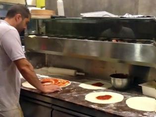 Φωτογραφία για ΕΛΕΟΣ! Δείτε τι έκανε ένας πιτσαδόρος πριν πασάρει τη σπεσιαλιτέ του στους πελάτες...