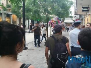Φωτογραφία για Επέμβαση της Αστυνομίας στην πορεία του Gay Pride στη Θεσσαλονίκη: Το πλήθος πήγε να τον λιντσάρει γιατί δεν υπάκουσε στην πολιτική ορθότητα που επιτάσσει η ΝΤΠ (βίντεο)