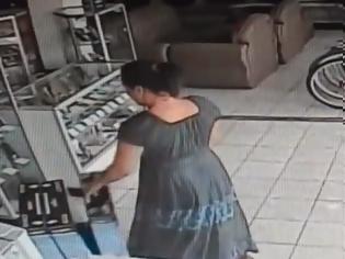 Φωτογραφία για Κι όμως... Δείτε πως κλέβει αυτή η γυναίκα μια τηλεόραση χωρίς να τη καταλάβουν... [video]
