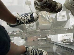 Φωτογραφία για Θαύμαζαν τη θέα από ψηλά όταν ξαφνικά... Δείτε τι έγινε όταν έσπασαν τα τζάμια σε ουρανοξύστη! [photos]